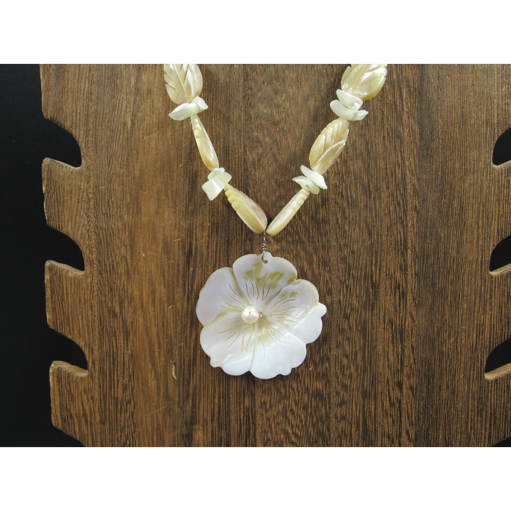 18 Inch Sterling Silver Flower Shell With Carved Leaf Accents Necklace